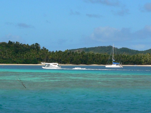 14- L'hydravion amerrit a cote des bateaux au mouillage de Blue Lagoon 